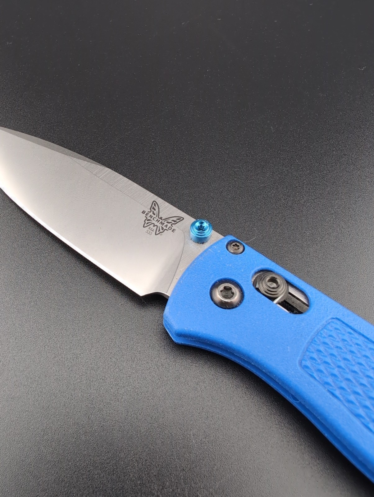 Benchmade – 535 Bugout – Blue Grivory Handles S30V Plain Satin Blade – BS-155