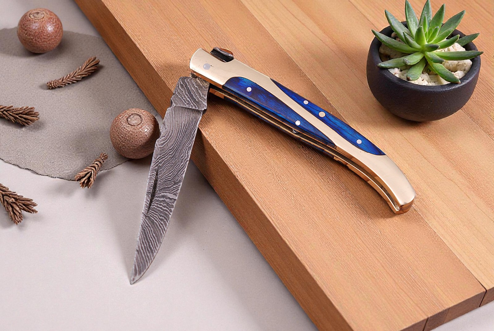 Handmade Folding Pocket Knife Hand Forged Damascuss Steel Blade Hunting Survival