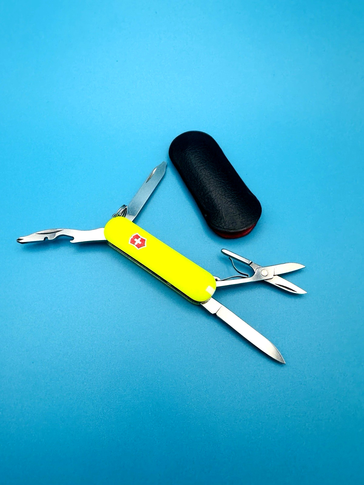VICTORINOX Rambler Swiss Army Knife Multi-Tool 58mm YELLOW STAY GLOW + CASE !