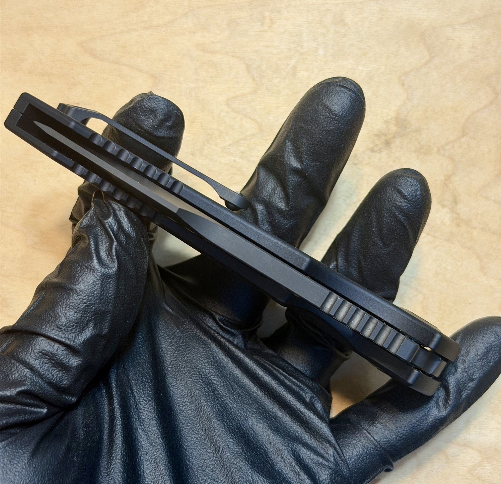 Heretic Knives Pariah DLC Magnacut Carbon Fiber Glow Inlay Trit. Thumb Stud