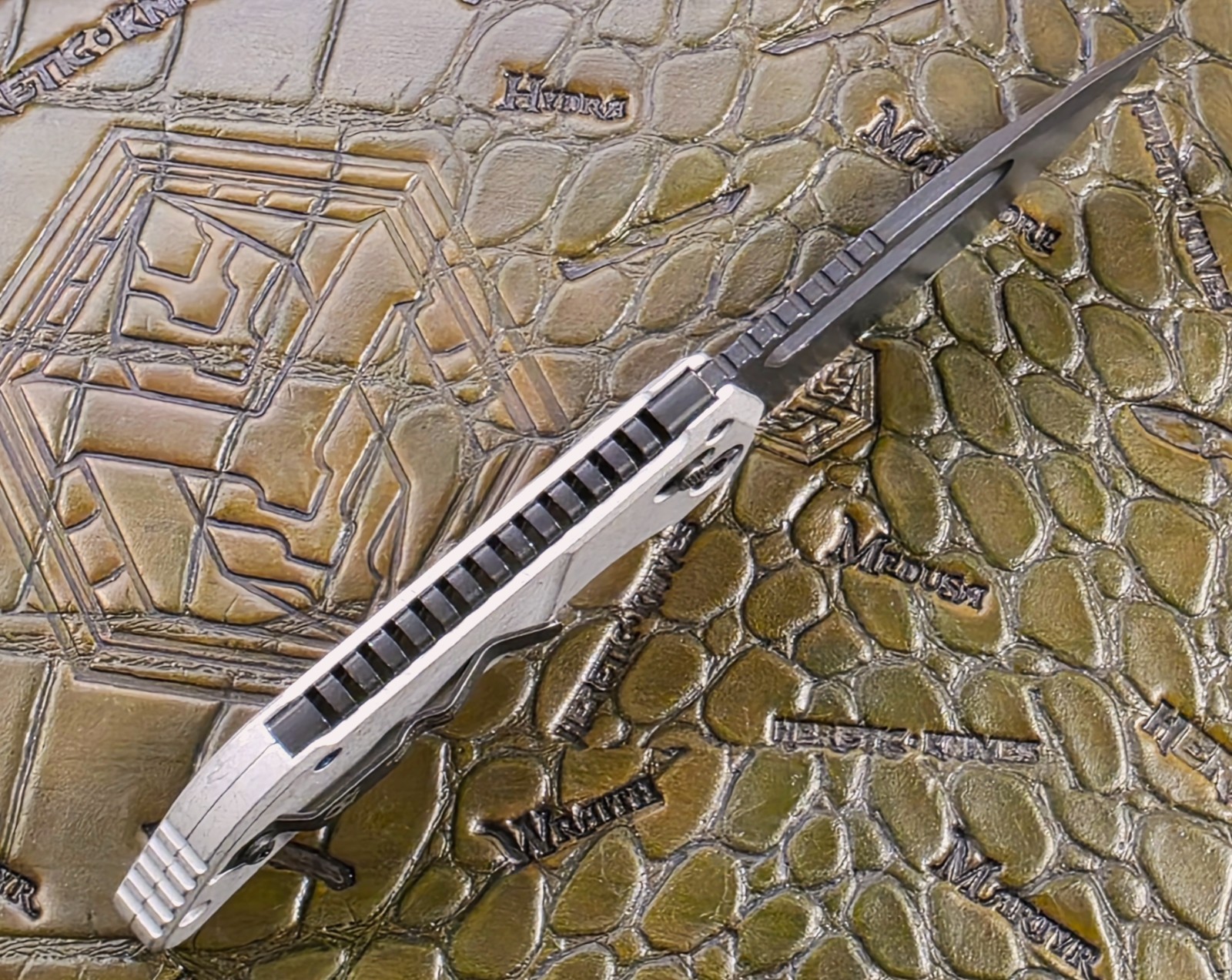 Heretic Knives Koschei Battleworn Black Blizzard MagnaCut – H061-8A-BLZ