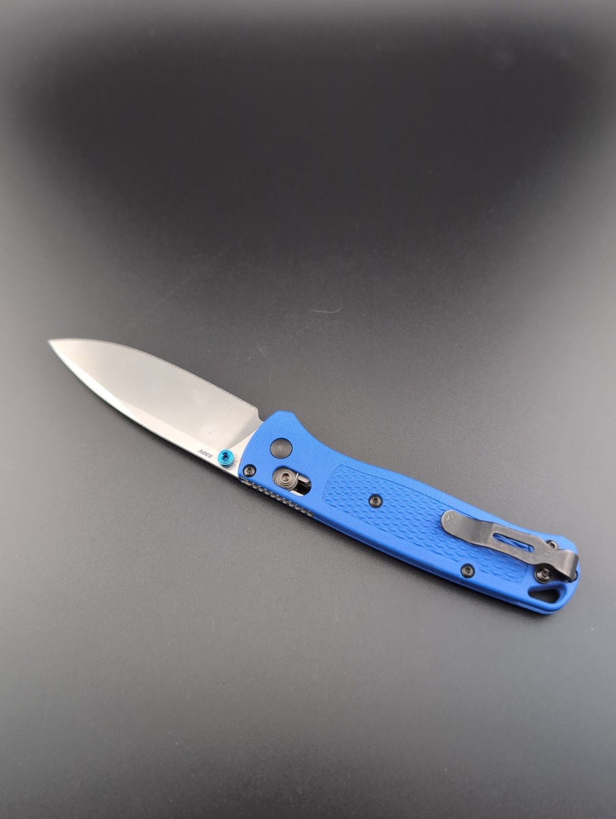 Benchmade – 535 Bugout – Blue Grivory Handles S30V Plain Satin Blade – BS-155