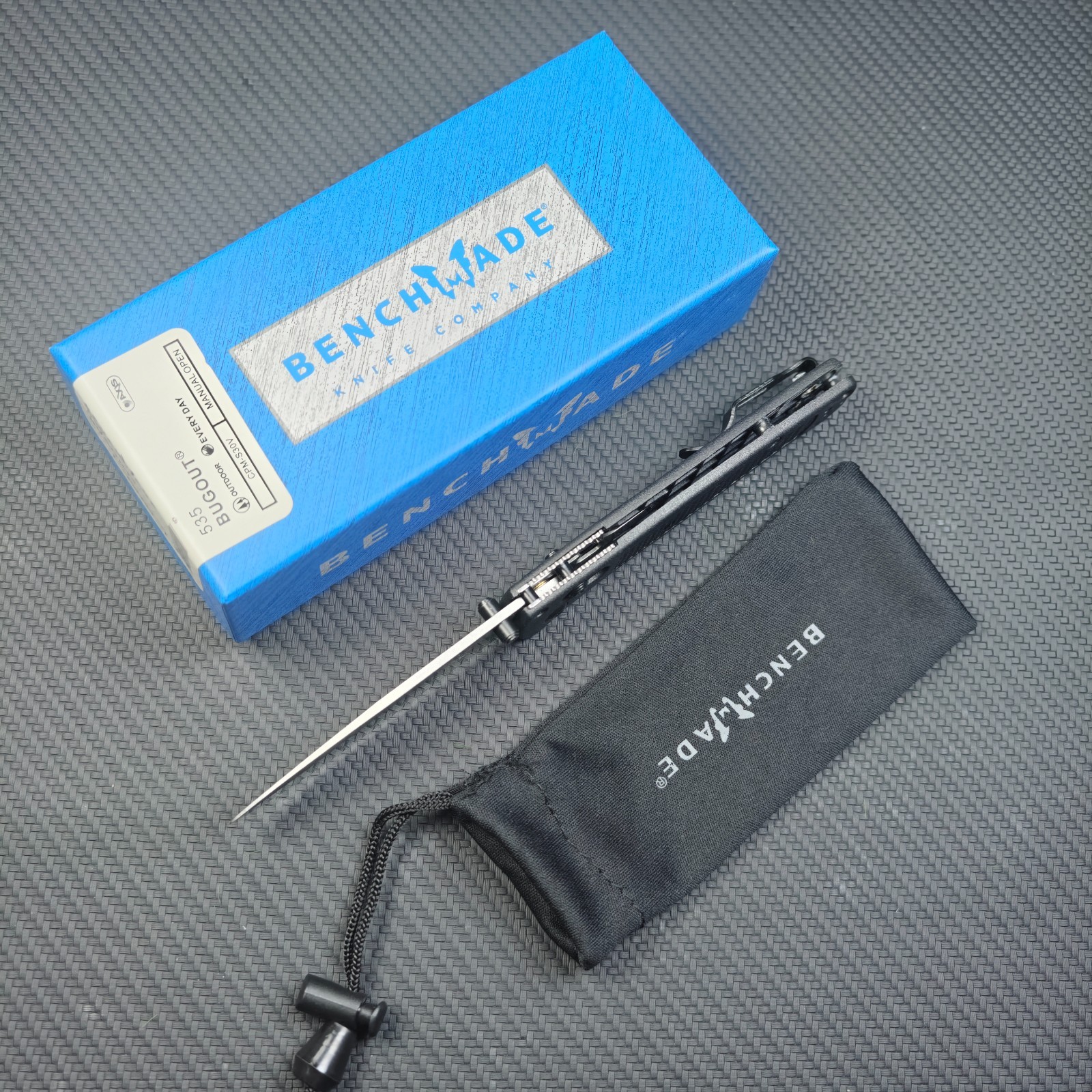Benchmade-Knives Bugout-(535) Black CF-Elite Handle CPM-S30V-Steel Knives EDC