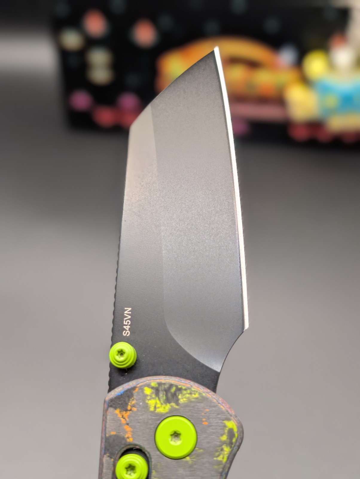 Kizer Drop Bear «Redacted» Blade City Exclusive – S45VN Blade, 80s Camo Carbon