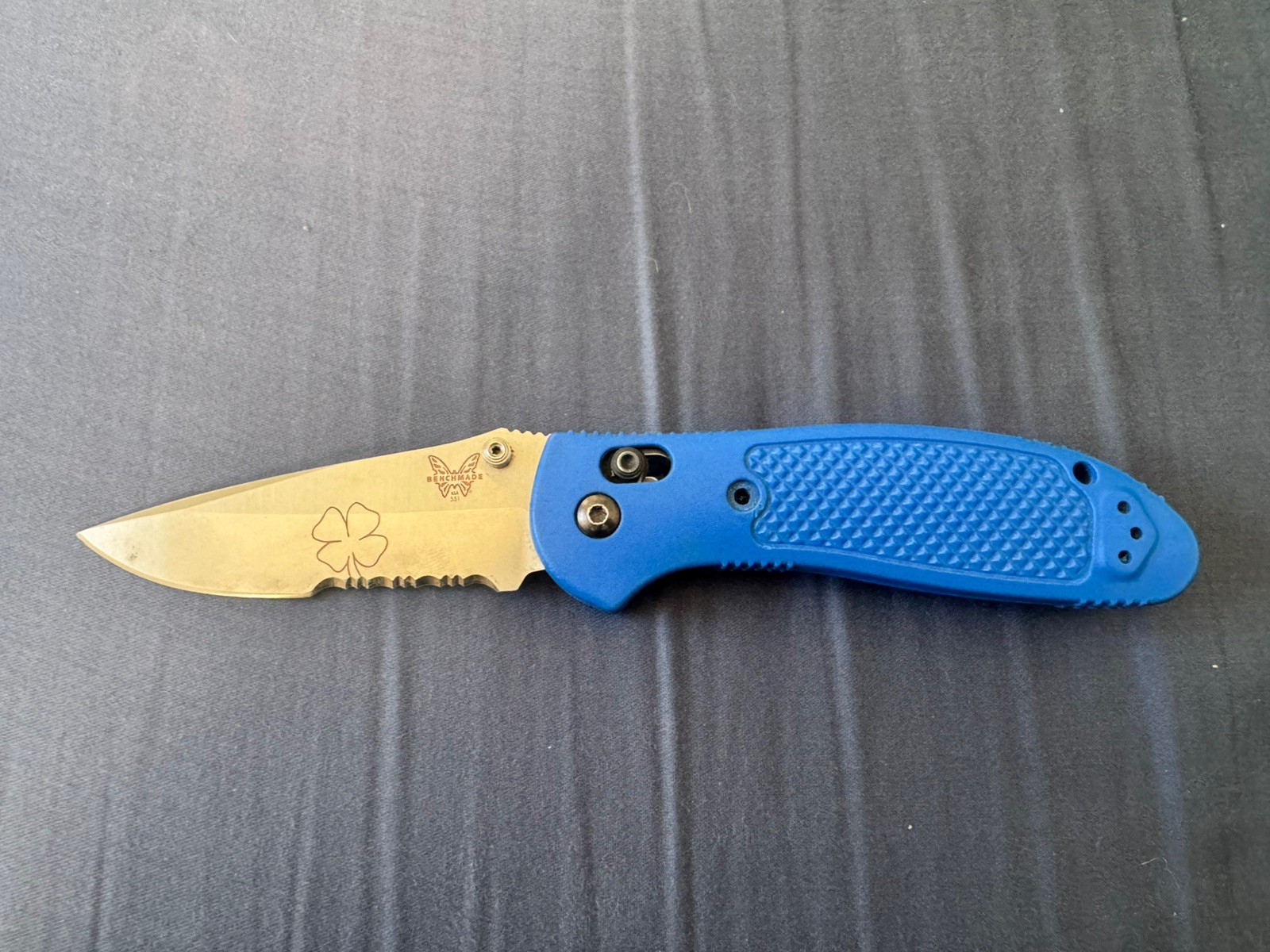 Benchmade 551 USA Mel Pardue S30V Griptilian Blue Handle Combo Edge Shamrock