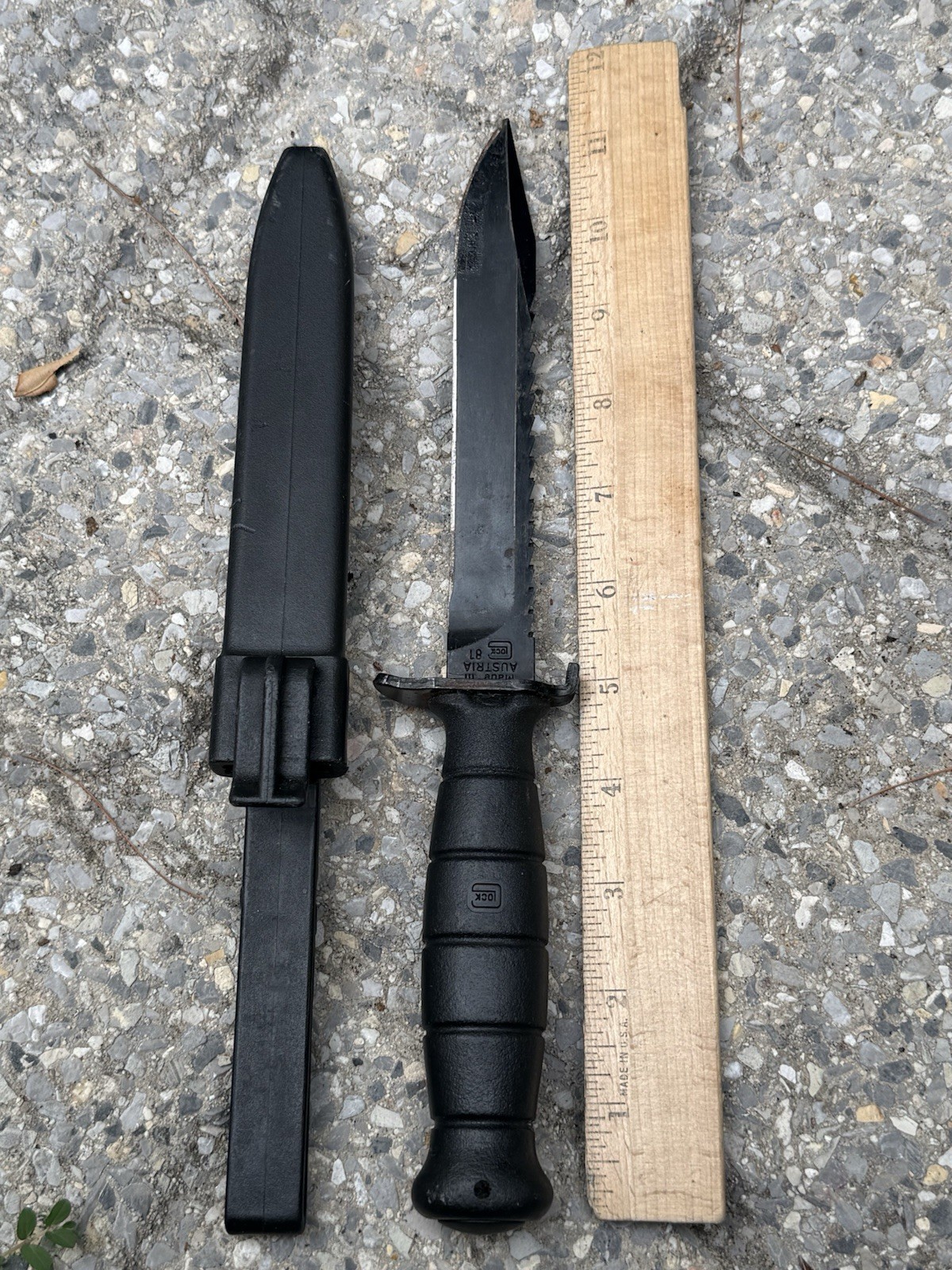 Glock Combat/Survival Fixed Blade Knife, Black Clip Point, Sheath, model 81