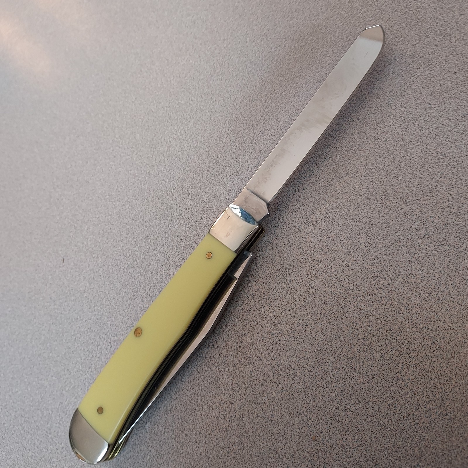CASE XX 2013 Yellow Trapper 3254 CV Pocket Knife Oval Shield, good