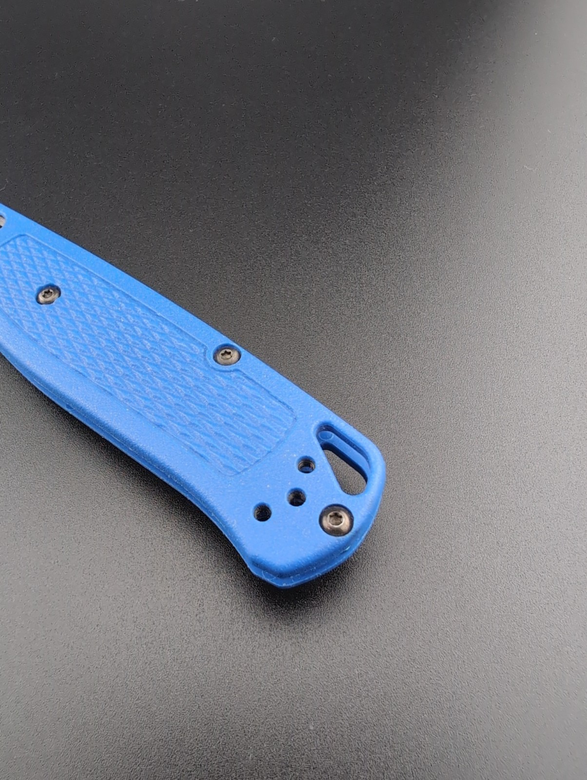 Benchmade – 535 Bugout – Blue Grivory Handles S30V Plain Satin Blade – BS-155