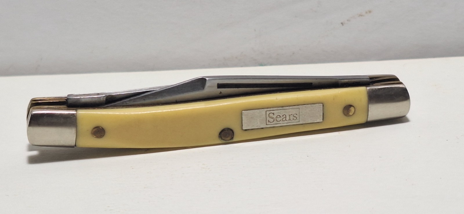 VINTAGE SEARS BRANDED SMALL PEANUT KNIFE CARBON STEEL #95301 YELLOWISH/WHITE