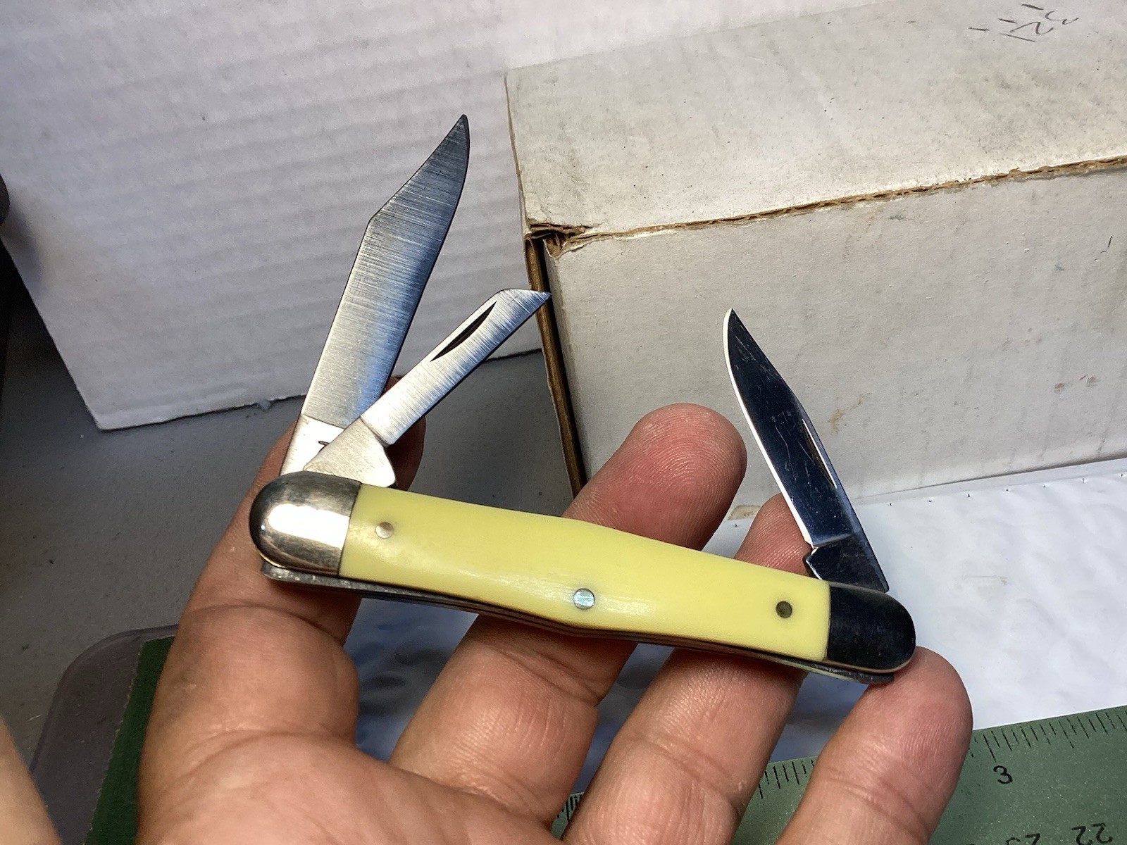 Camillus USA Yellow Jacket 72 Medium Stockman Pocketknife Yellow Handle. Nice