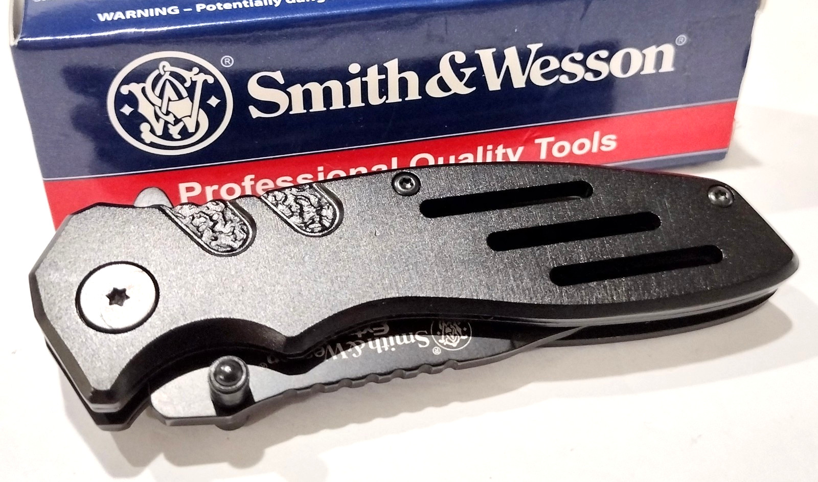 Smith & Wesson Extreme Ops Clip Point Linerlock Tactical Pocket Knife EDC SWA24S