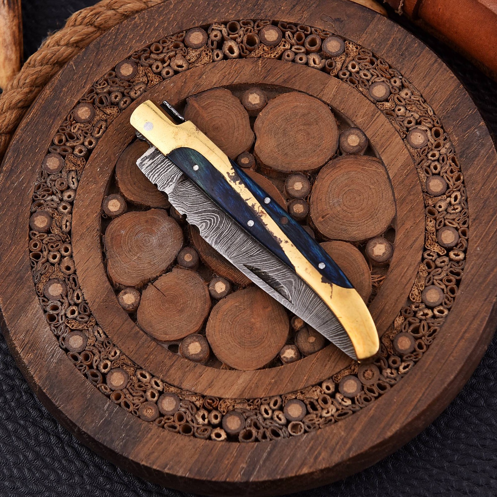 Handmade Folding Pocket Knife Hand Forged Damascuss Steel Blade Hunting Survival