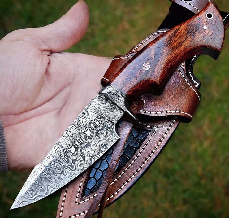 CUSTOM HANDMADE DAMASCUS STEEL BOWIE HUNTING KNIFE ROSE WOOD HANDLE W/SHEATH