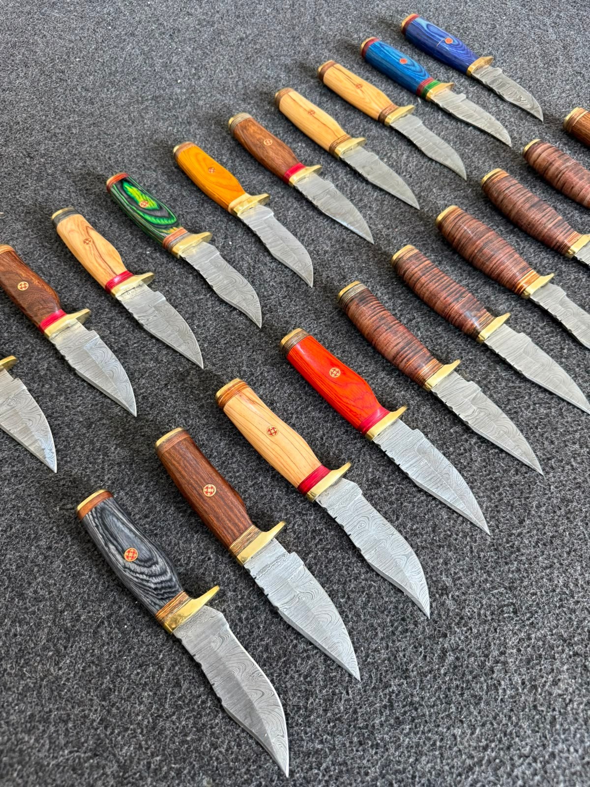 WHOLESALE LOT OF 20 CUSTOM HANDMADE DAMASCUS STEEL 8″ HUTING KNIVES WITH SHEATH