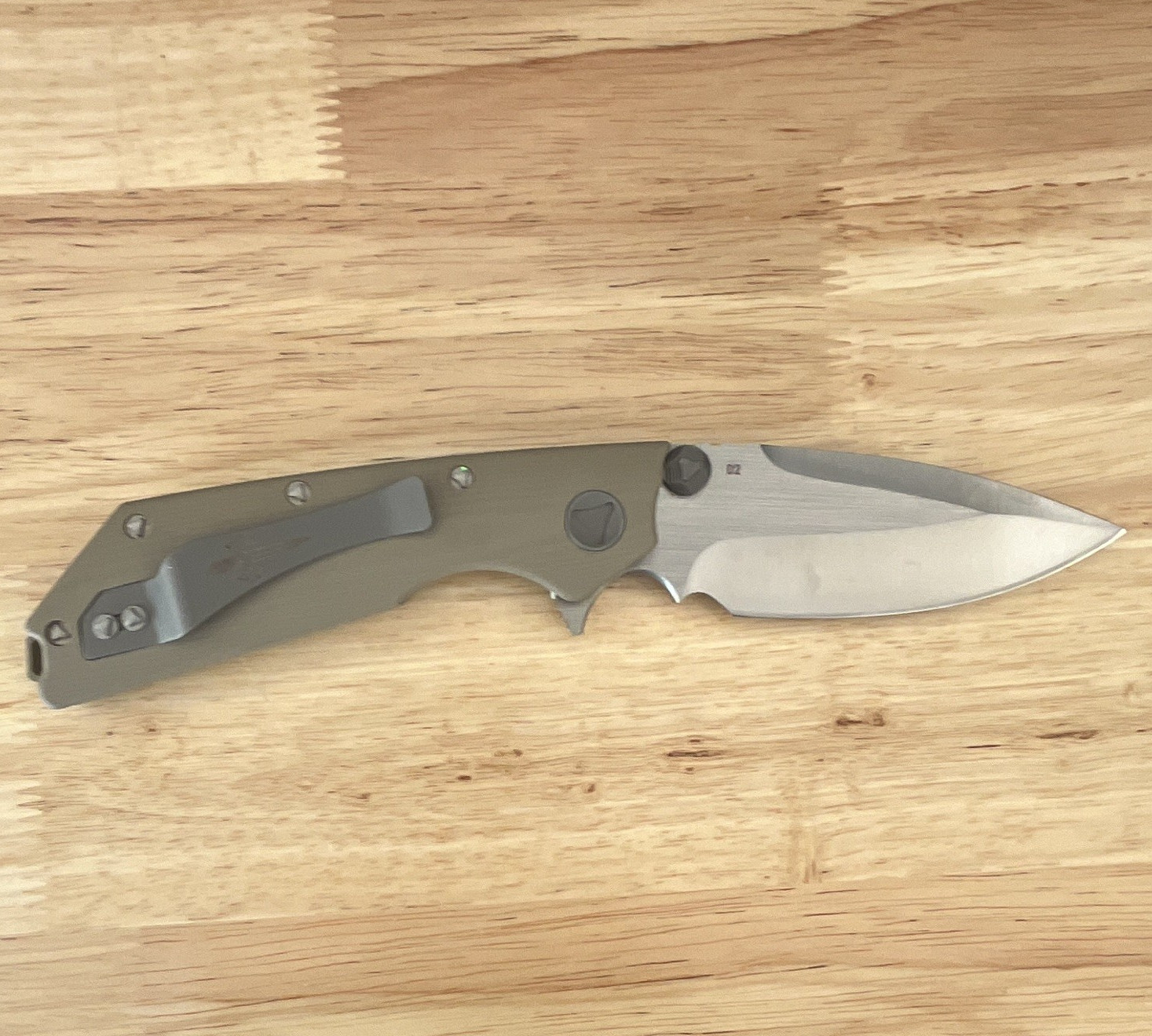 D2 Manual Frame Lock Drop Point Plain Edge Pocketknife Clip Green/reproduction