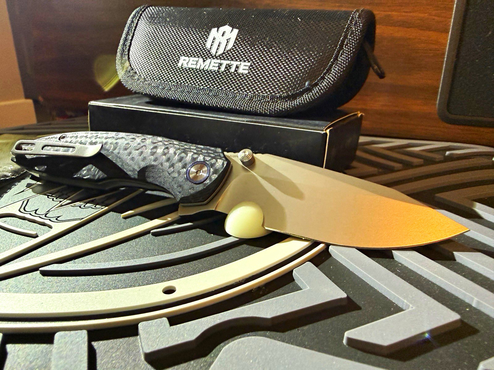 Remette Swordfish M390 Carbon Fiber Pocketknife Drop Point Plain Manual Liner