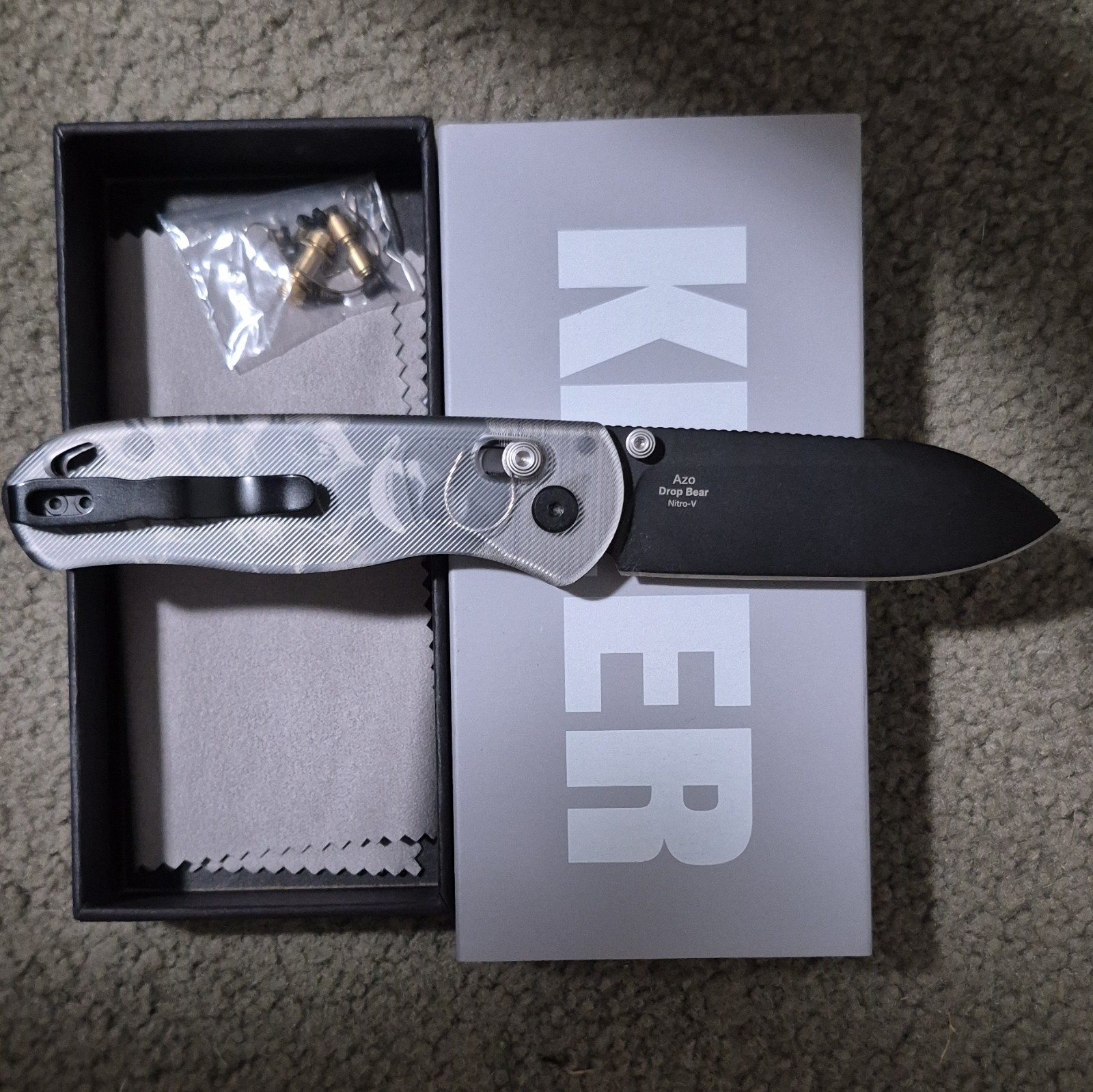 Kizer Drop Bear Pocketknife Gray Metal Handle Black Drop Point Plain, 2024