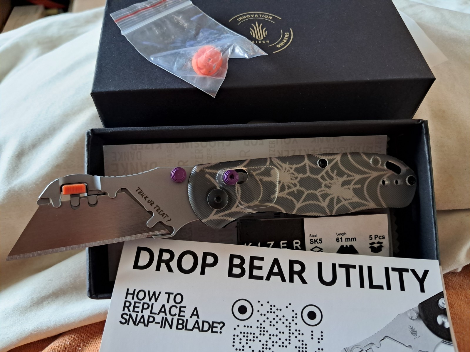 Kizer Halloween 2025 Uti Drop Bear 2 V3619JHW2 – Acrylic – 50Cr15MoV Utility