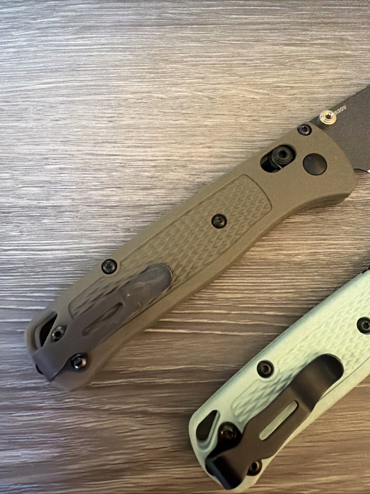Set Of 2 Benchmade knives-533 Mini Bugout Sea Foam/535 Bugout Ranger Green
