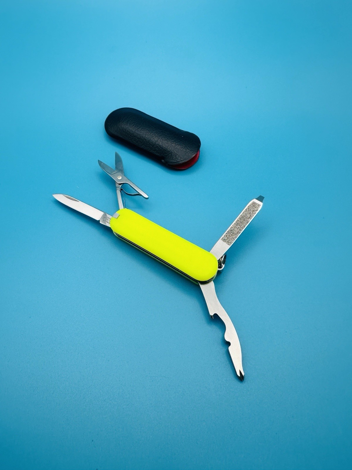 VICTORINOX Rambler Swiss Army Knife Multi-Tool 58mm YELLOW STAY GLOW + CASE !