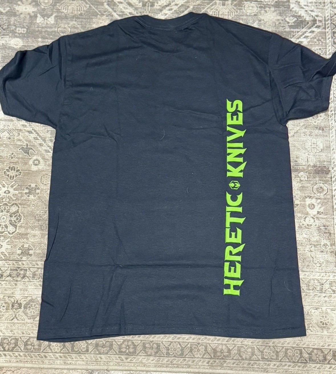 Heretic Knives Combo – Mini Pariah Magnacut Single Edge & Heretic Knives Shirt