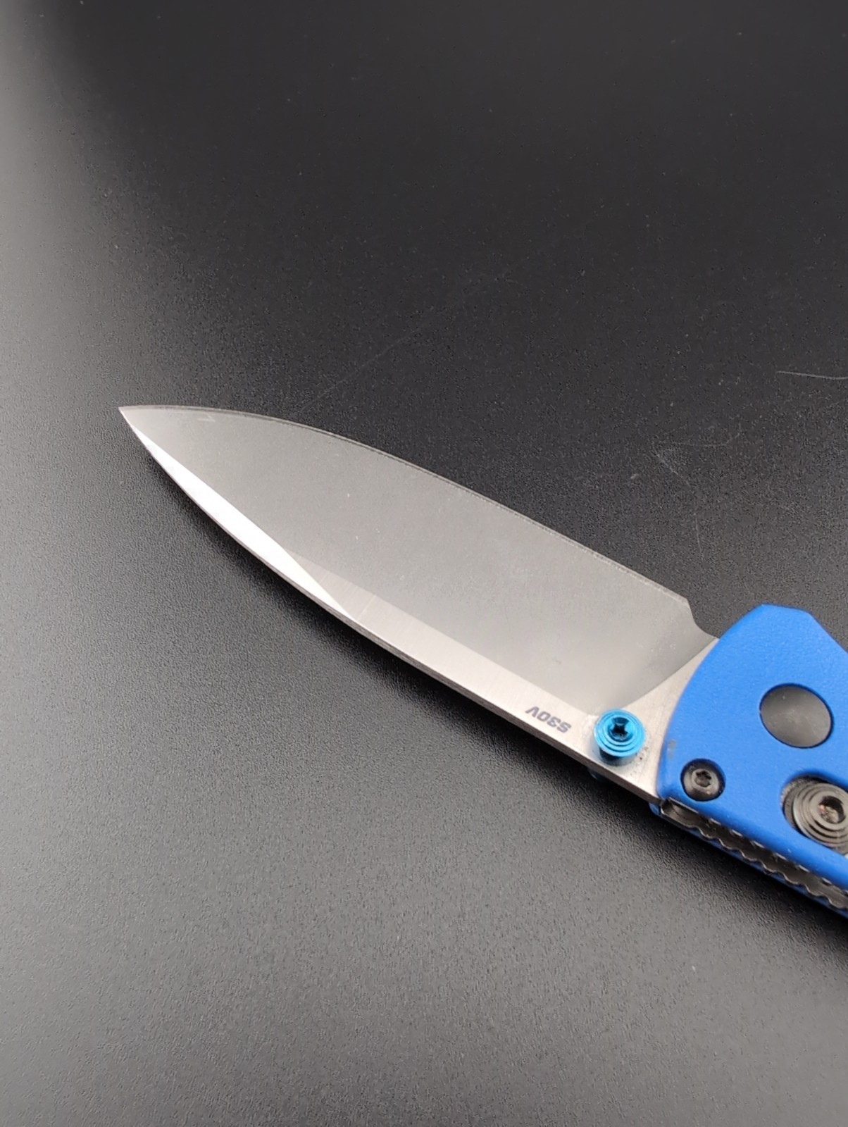 Benchmade – 535 Bugout – Blue Grivory Handles S30V Plain Satin Blade – BS-155