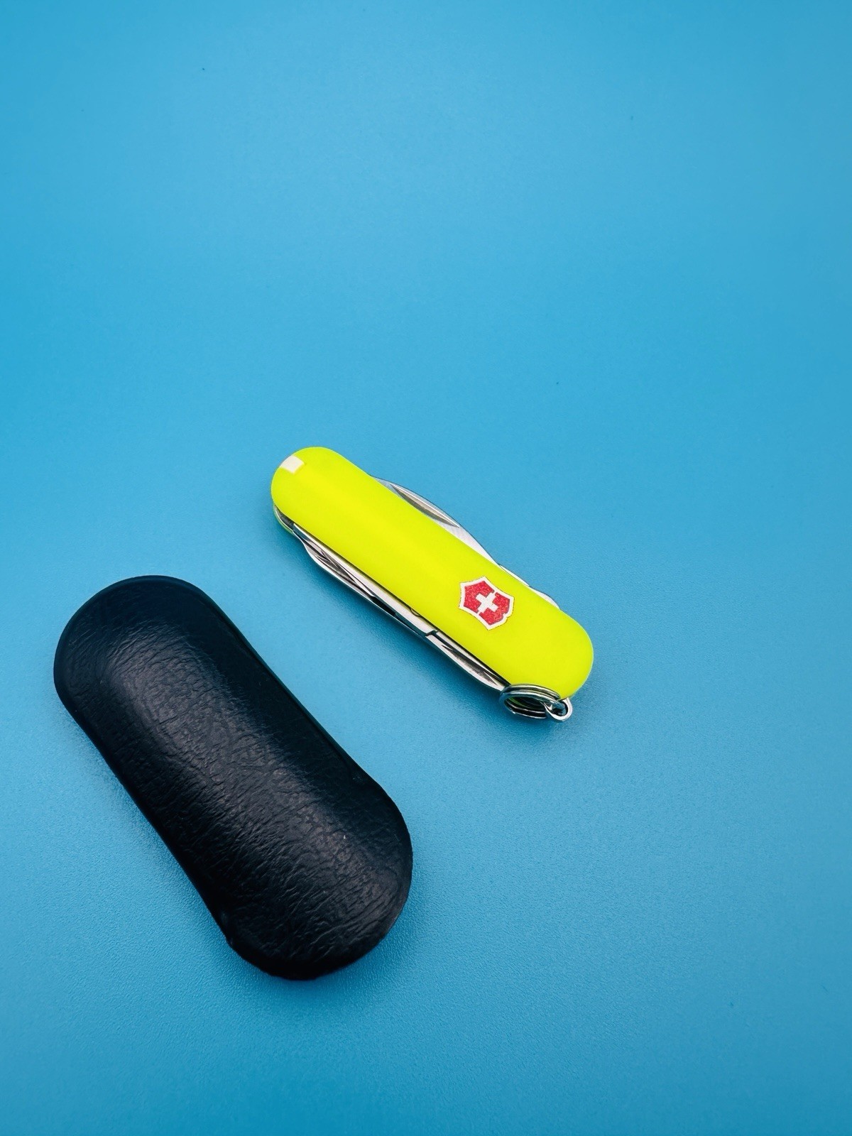 VICTORINOX Rambler Swiss Army Knife Multi-Tool 58mm YELLOW STAY GLOW + CASE !