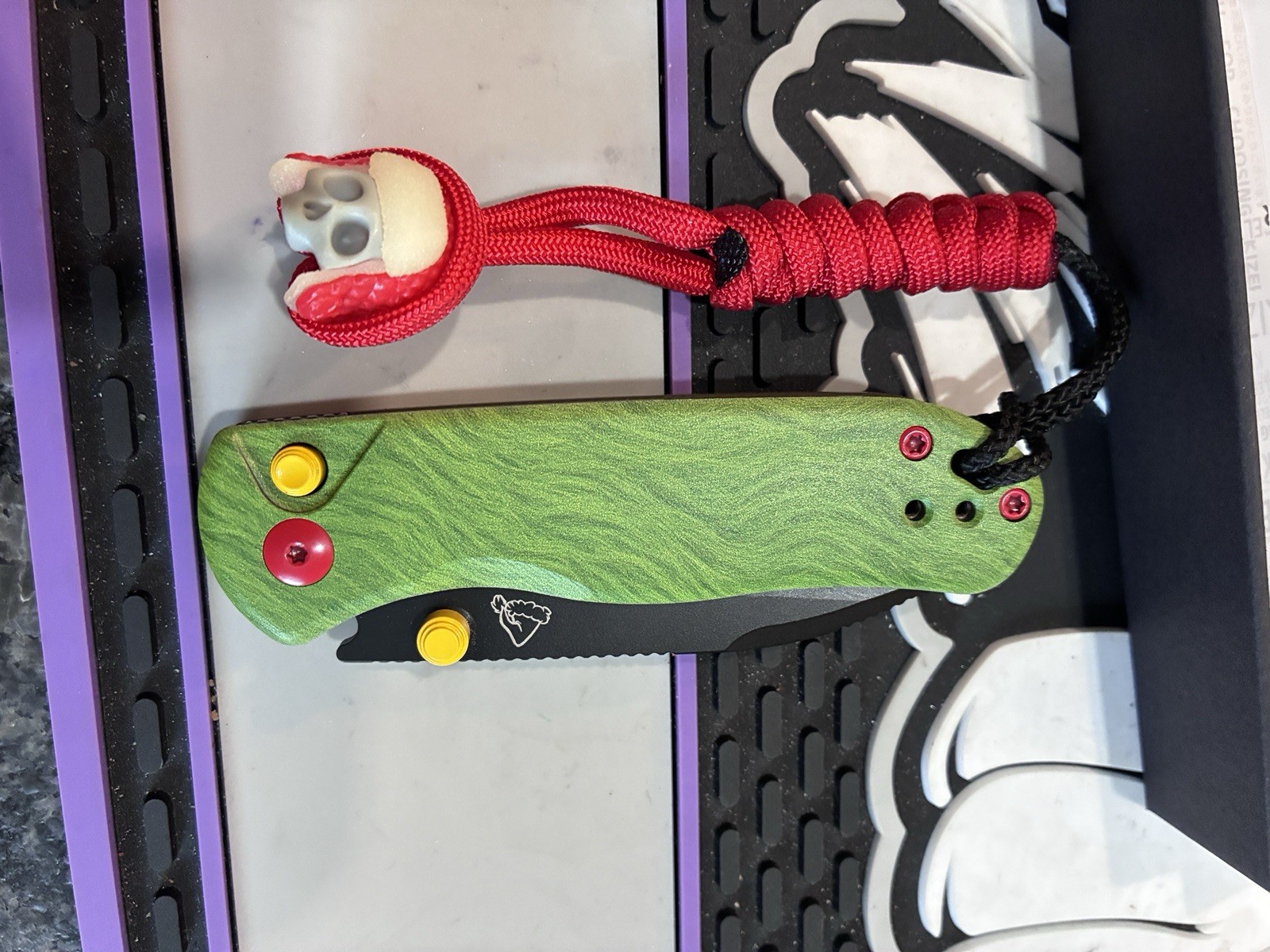 Kizer Drop Bear 2 – Blade City Xmas Exclusive /400 – AEB-L, G10, Button Lock