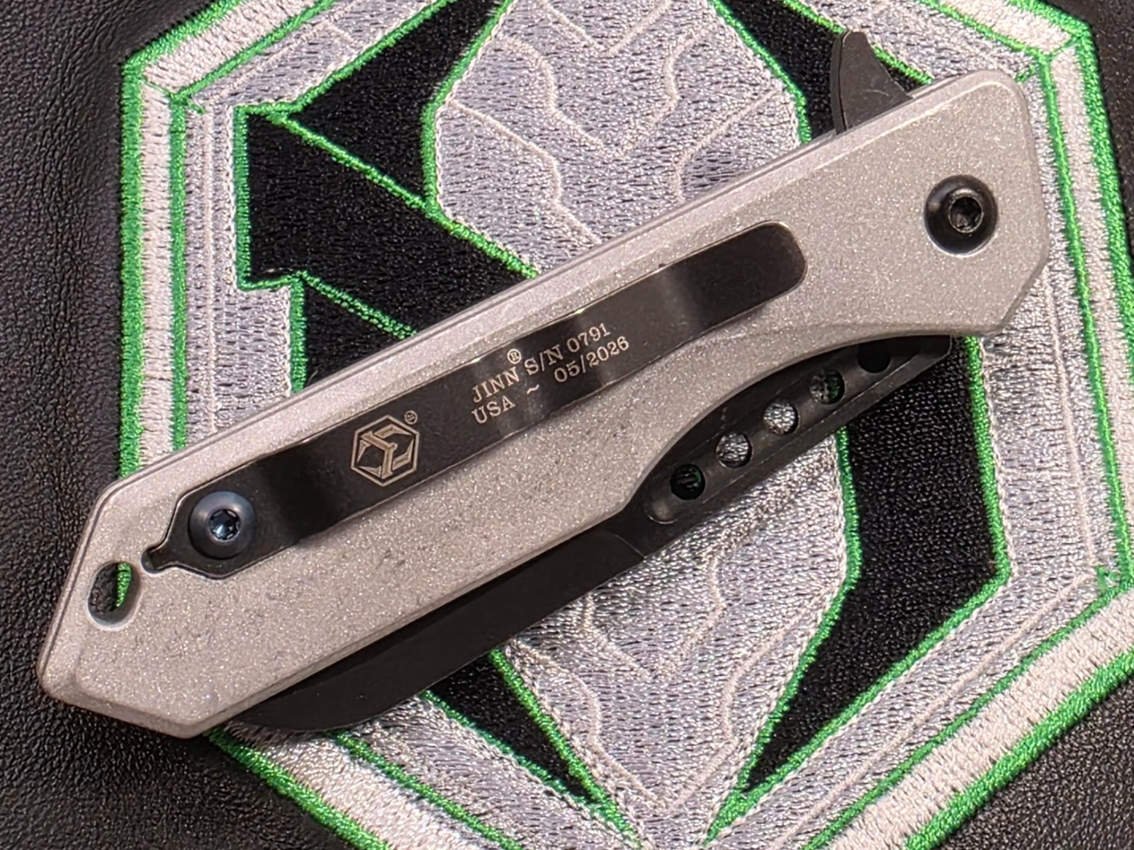 Heretic Jinn Button Lock  Flipper  Battle Black MagnaCut  Blizzard Worn Chassis