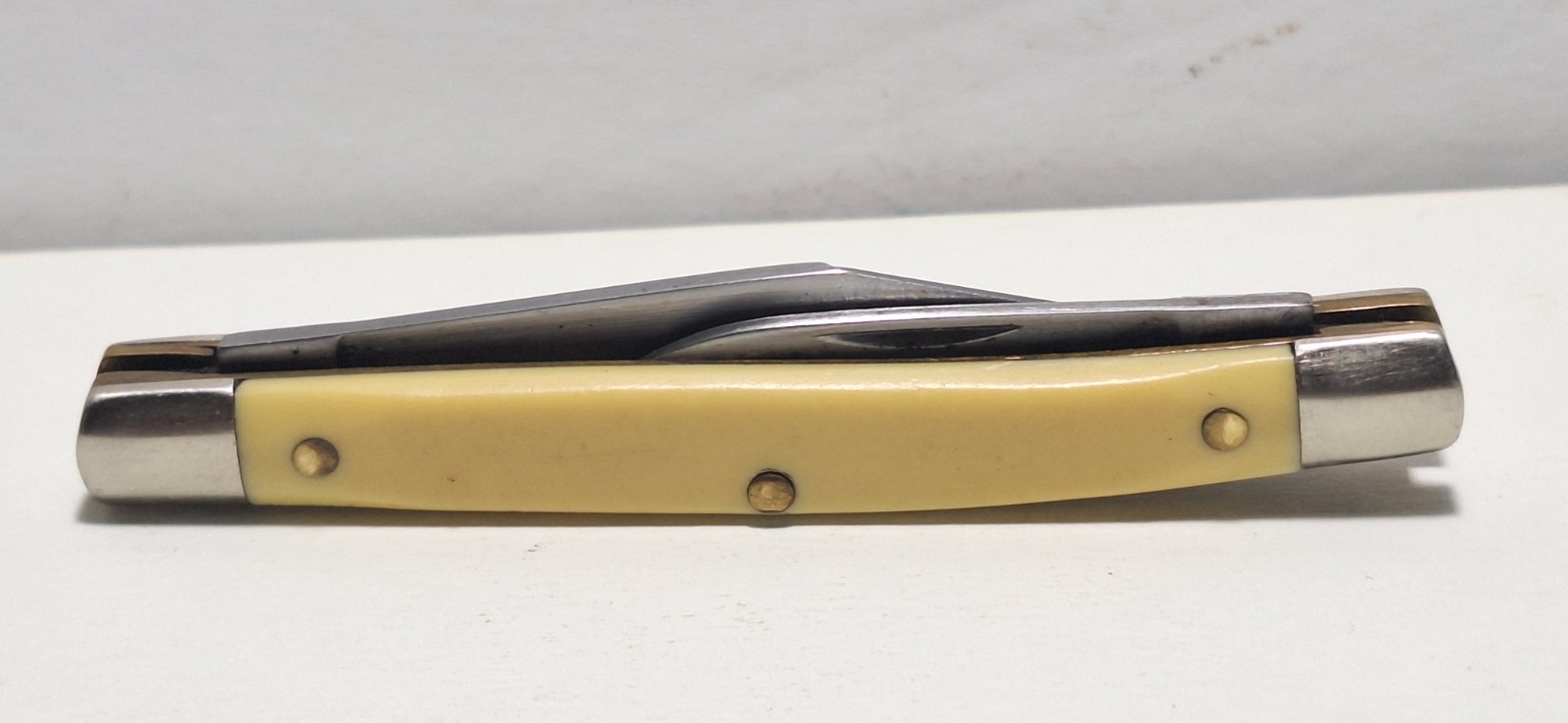 VINTAGE SEARS BRANDED SMALL PEANUT KNIFE CARBON STEEL #95301 YELLOWISH/WHITE