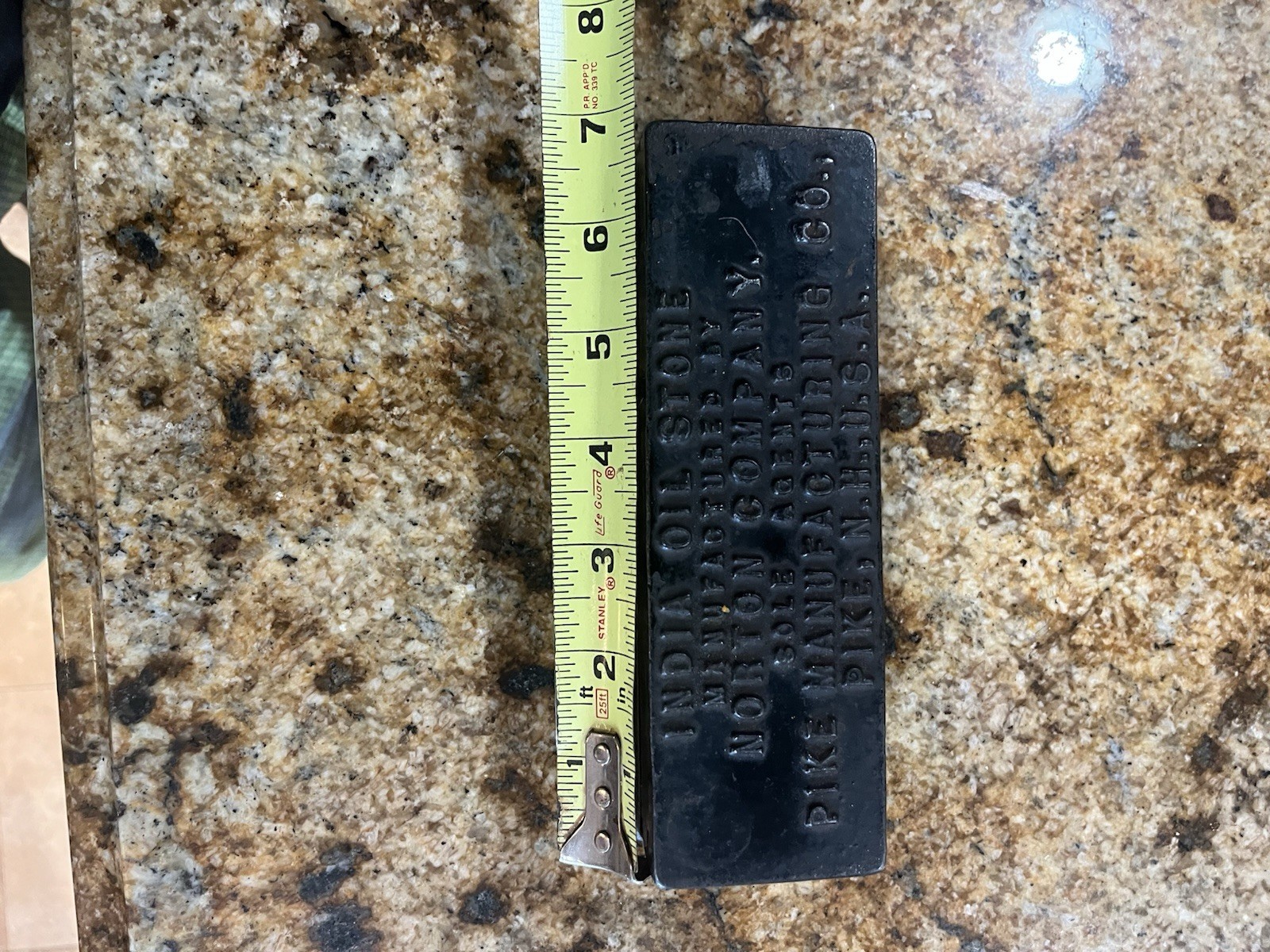 India Oil Stone Norton Co. Pike Mfg. Cast Iron Box With Stone N.H. USA
