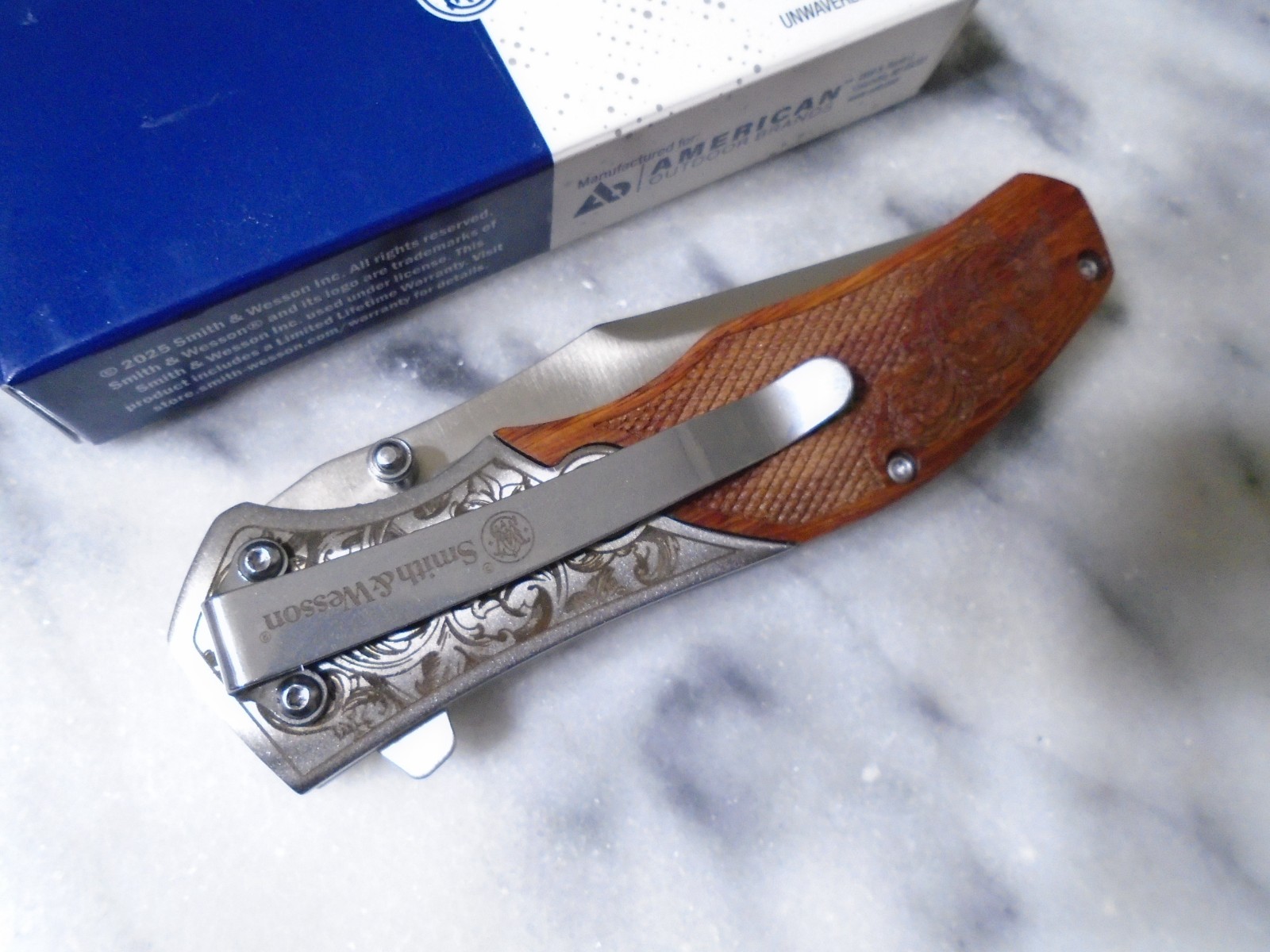 Smith & Wesson Unwavered Assisted Open Pocket Knife Fancy Folder 1193150 Wood