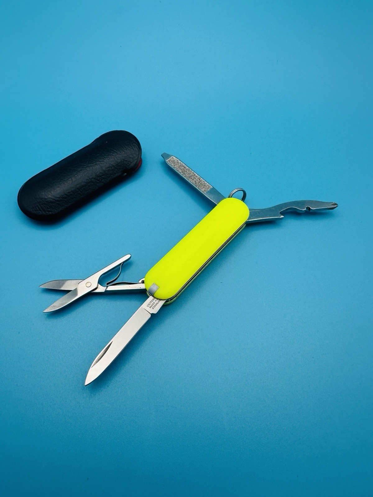 VICTORINOX Rambler Swiss Army Knife Multi-Tool 58mm YELLOW STAY GLOW + CASE !