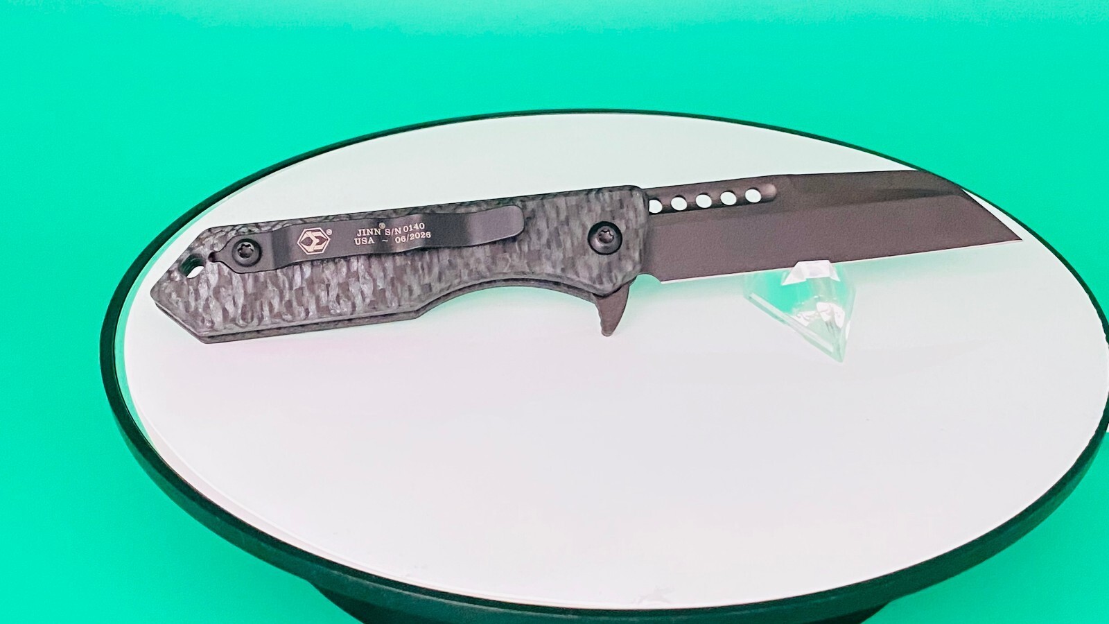 Heretic Jinn – Glow Carbon Fiber Handle, Manual, Wharncliffe Black DLC Blade