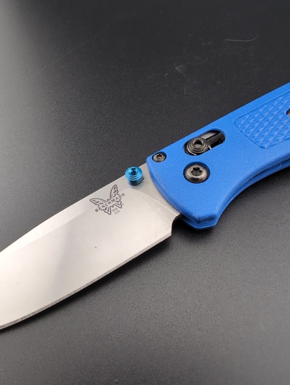 Benchmade – 535 Bugout – Blue Grivory Handles S30V Plain Satin Blade – BS-155
