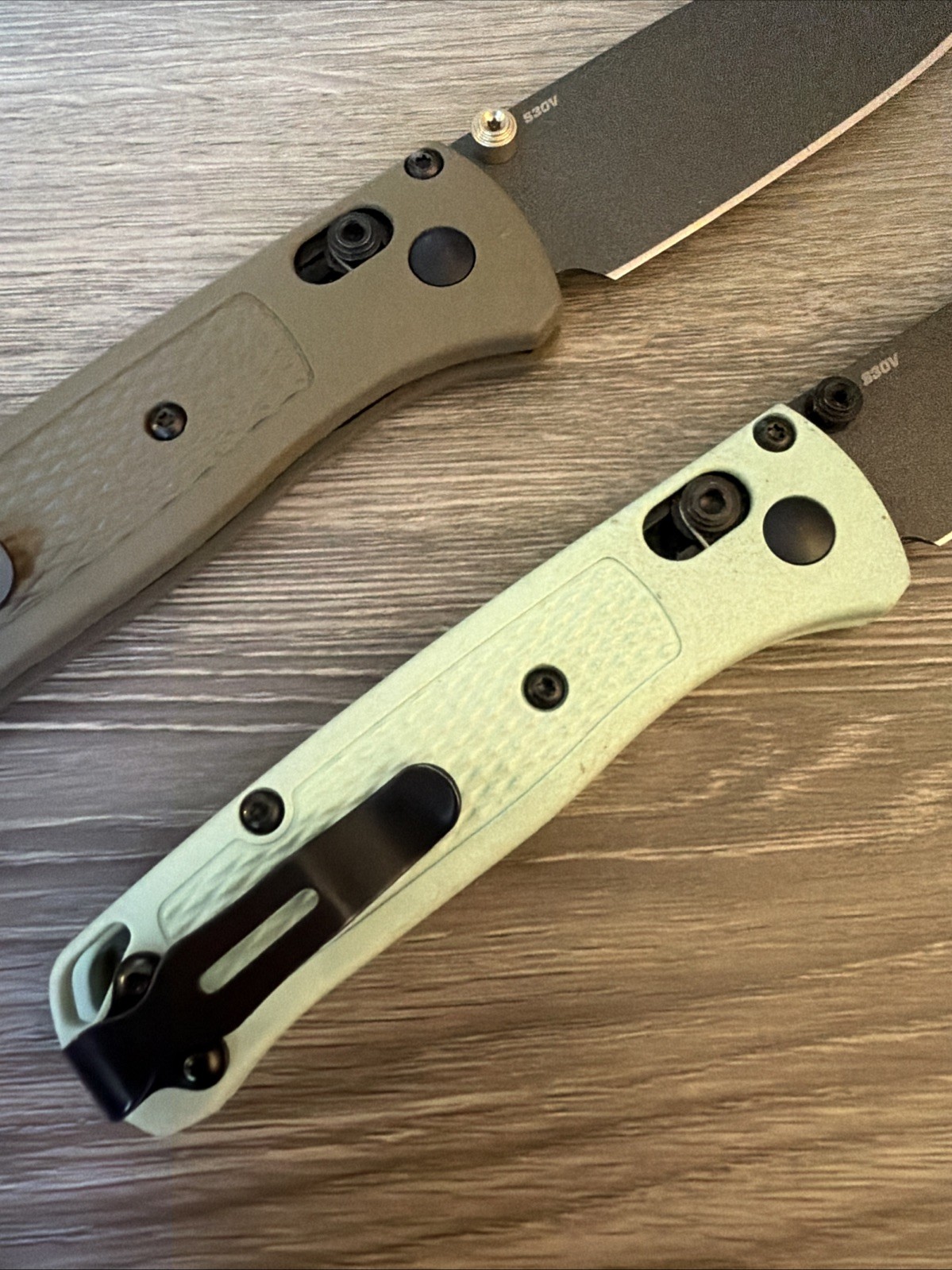 Set Of 2 Benchmade knives-533 Mini Bugout Sea Foam/535 Bugout Ranger Green