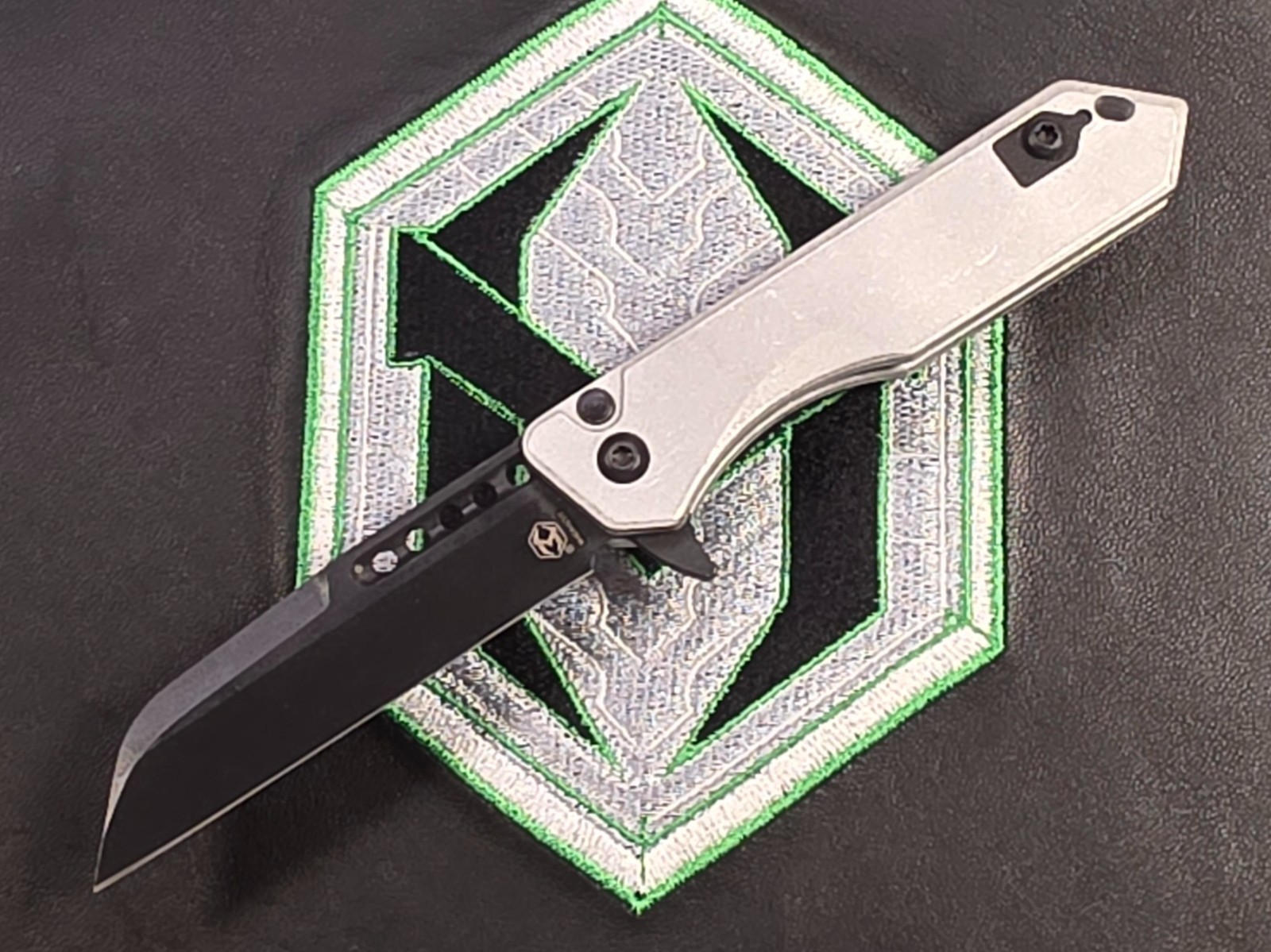 Heretic Jinn Button Lock  Flipper  Battle Black MagnaCut  Blizzard Worn Chassis