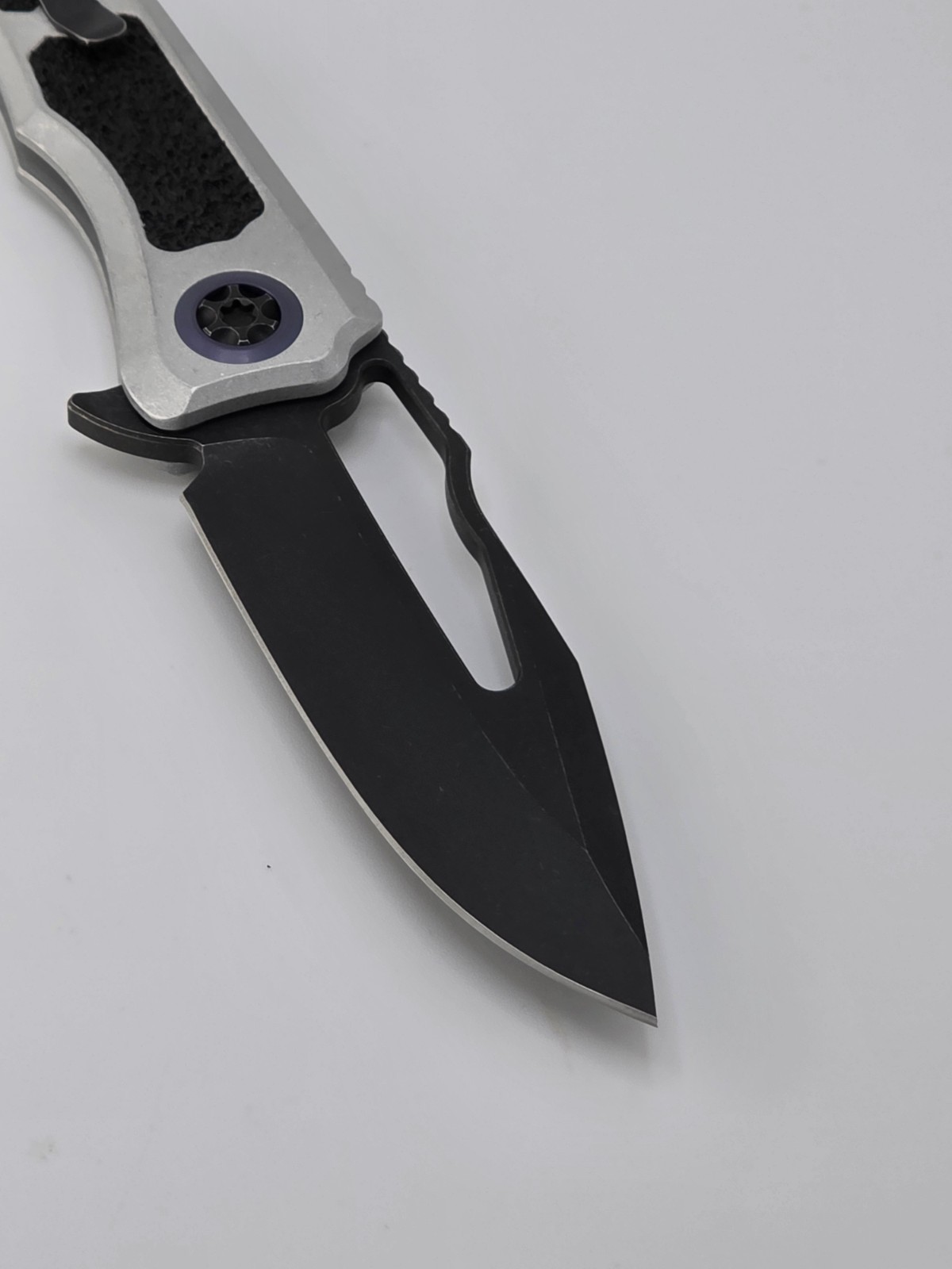 Heretic Knives Wraith V4 Manual Blizzardworn H001-8A-BLZ MagnaCut