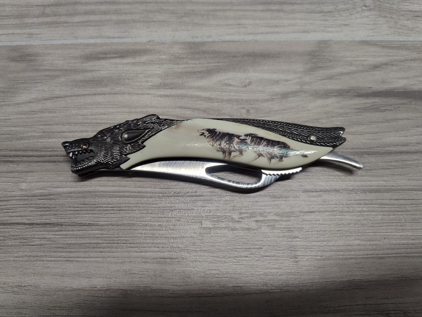 Wolf Motif Folding Pocketknife Clip Point Plain Edge White Black 2.76-4in Blade