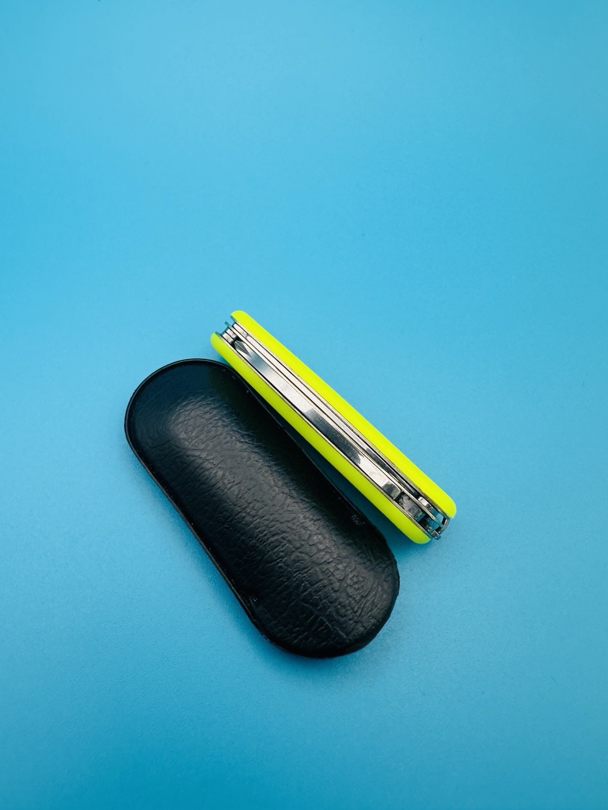 VICTORINOX Rambler Swiss Army Knife Multi-Tool 58mm YELLOW STAY GLOW + CASE !