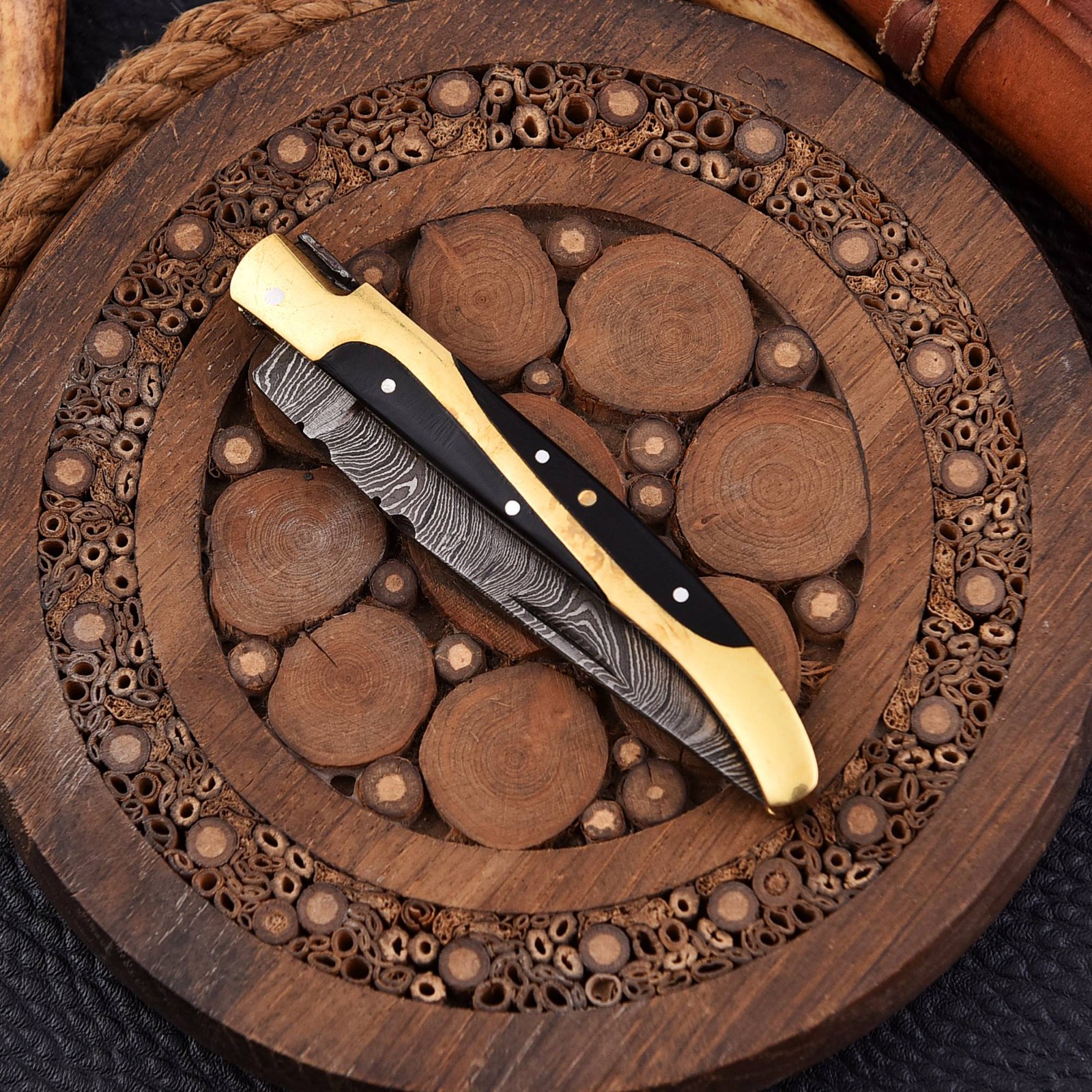 Handmade Folding Pocket Knife Hand Forged Damascuss Steel Blade Hunting Survival