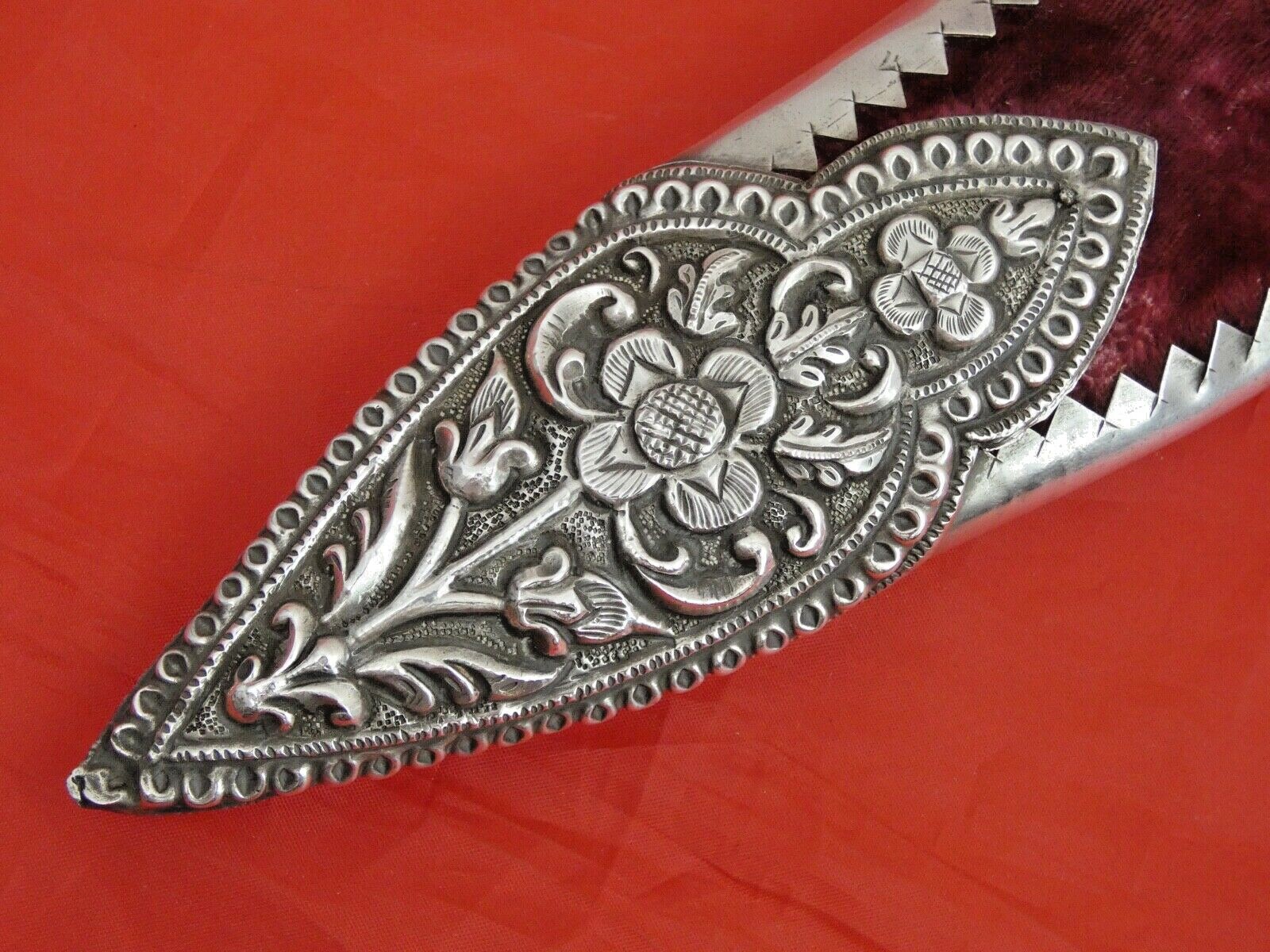 EXCEPTIONAL QUALITY ANTIQUE SILVER MOUNTED KUKRI DAGGER NEPAL INDIA Gurgha Sword