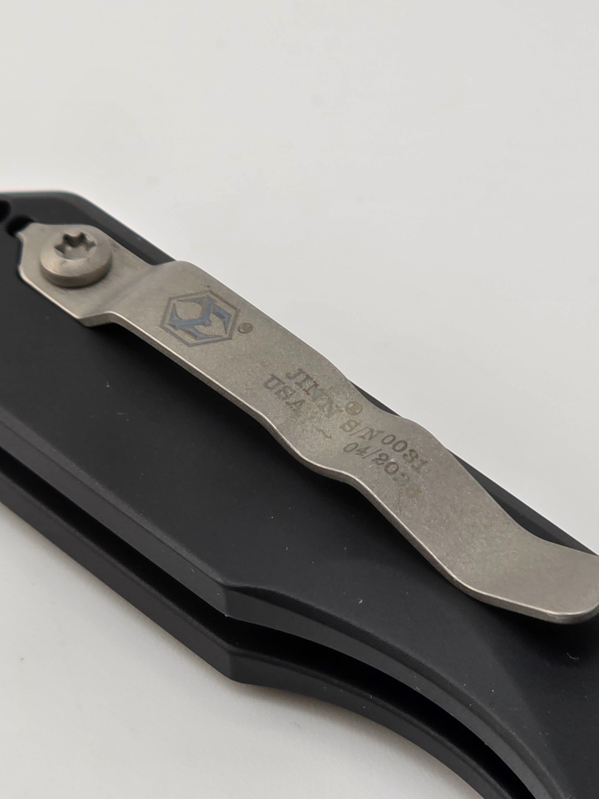 HERETIC KNIVES JINN MANUAL BATTLEWORN W/ BLACK CHASSIS