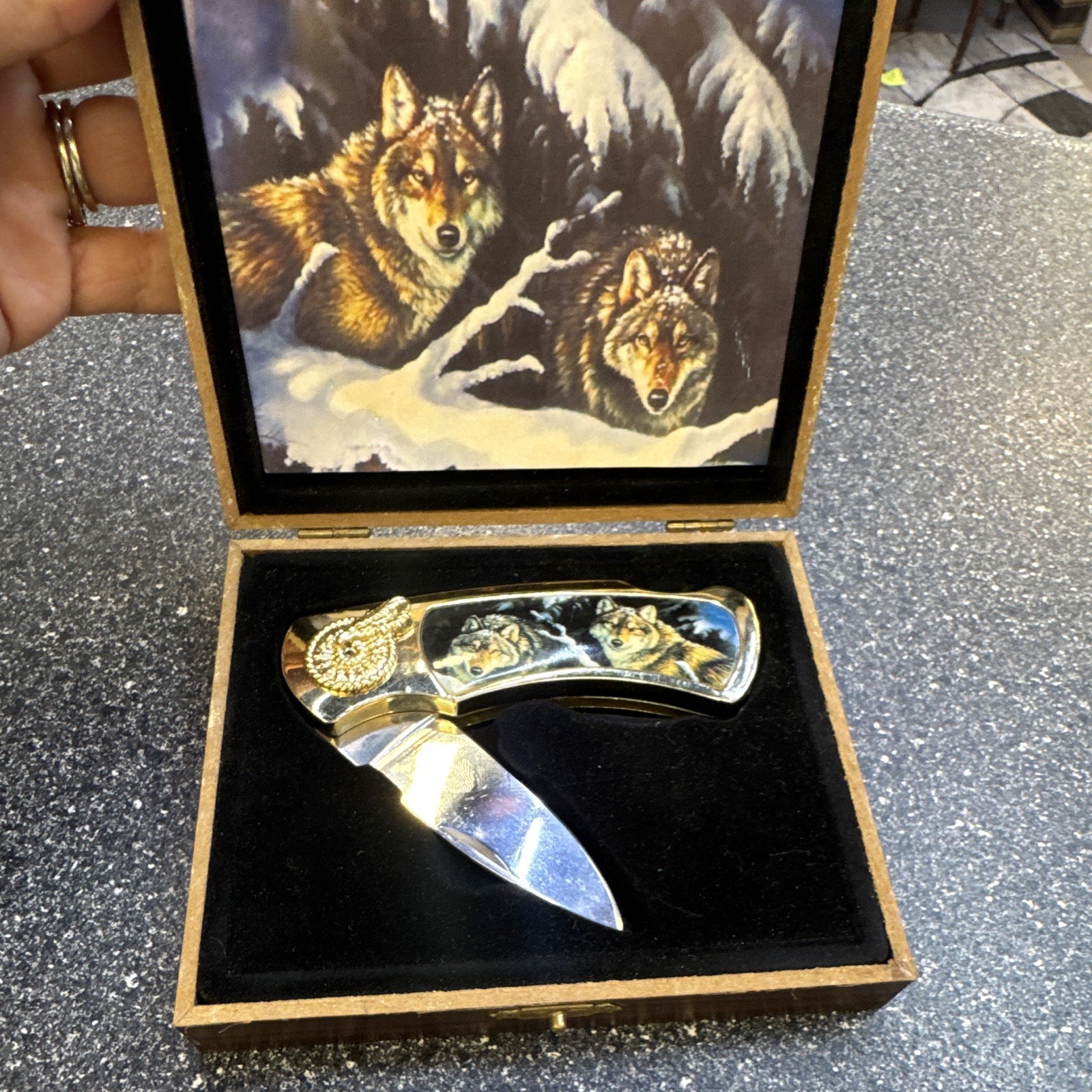 Lockback Stainless Steel Wolf Handle Folding Pocketknife, Manual, Under 2.75in