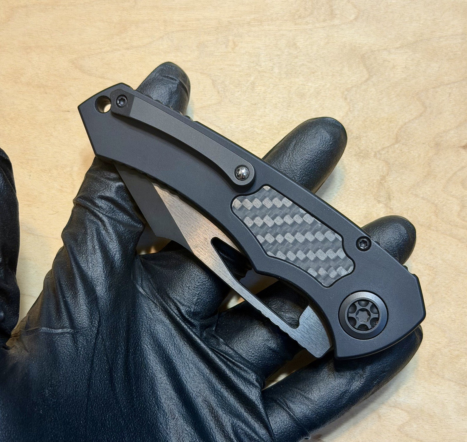 Heretic Knives Pariah DLC Magnacut Carbon Fiber Glow Inlay Trit. Thumb Stud