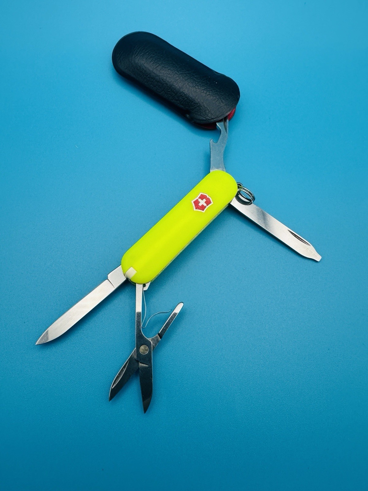 VICTORINOX Rambler Swiss Army Knife Multi-Tool 58mm YELLOW STAY GLOW + CASE !