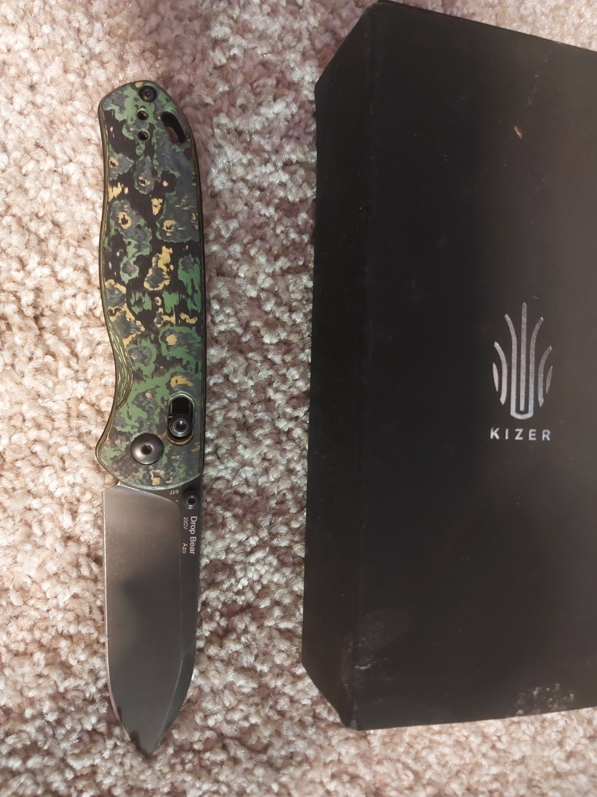 Kizer Drop Bear Clutch Lock Folding Knife CPM-20CV Toxic Storm FatCarbon Handles