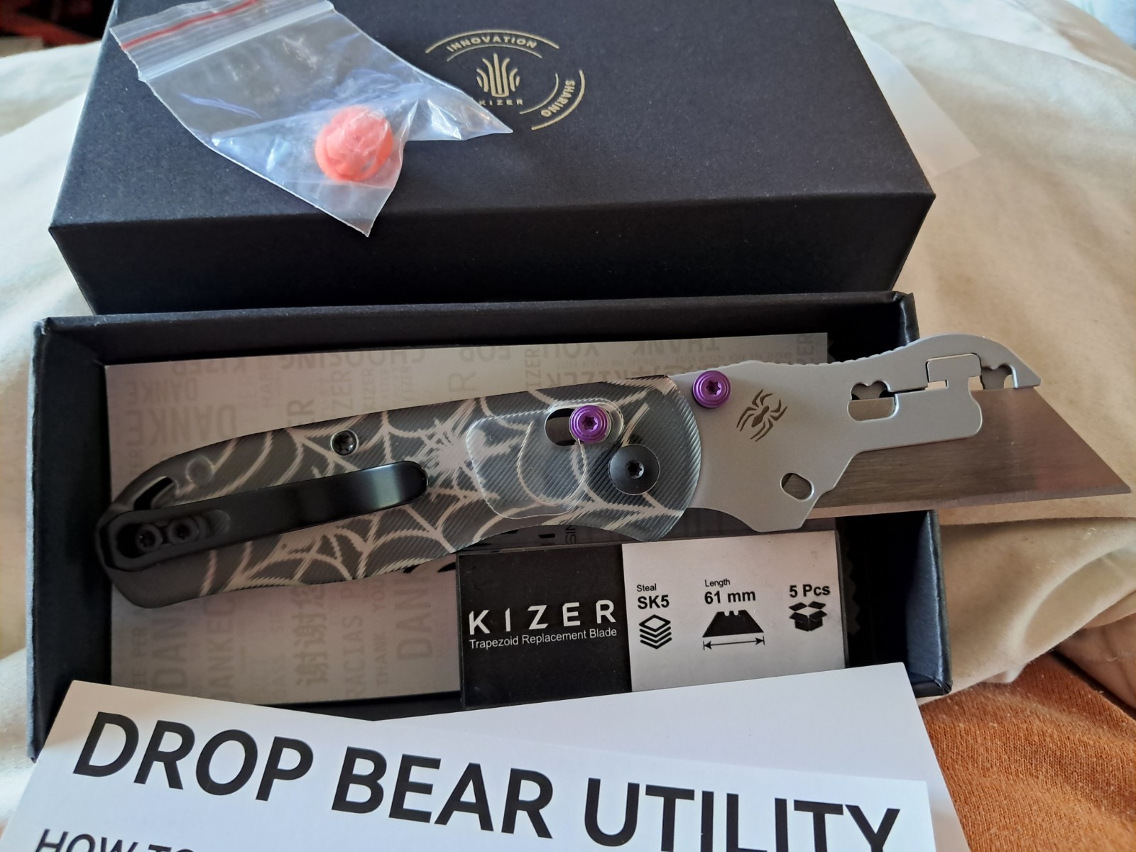 Kizer Halloween 2025 Uti Drop Bear 2 V3619JHW2 – Acrylic – 50Cr15MoV Utility
