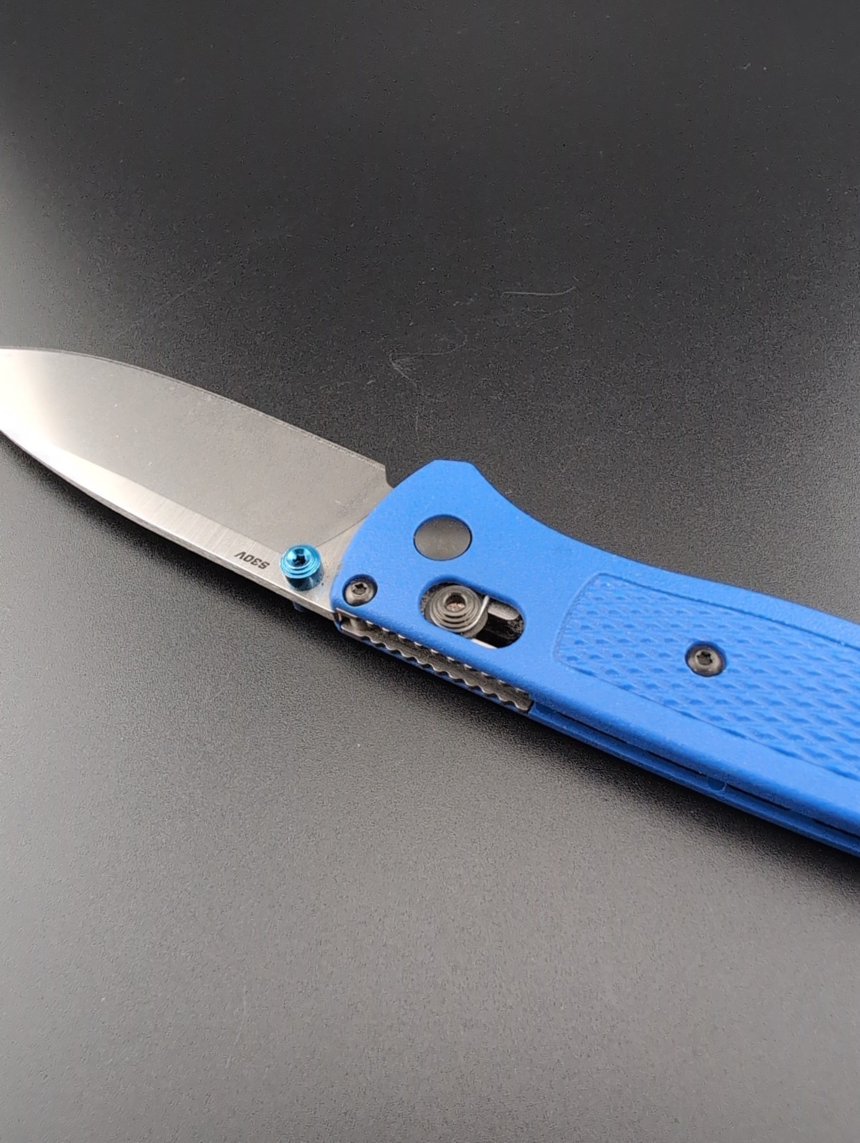 Benchmade – 535 Bugout – Blue Grivory Handles S30V Plain Satin Blade – BS-155