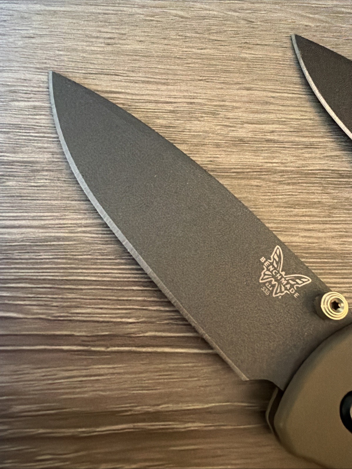 Set Of 2 Benchmade knives-533 Mini Bugout Sea Foam/535 Bugout Ranger Green